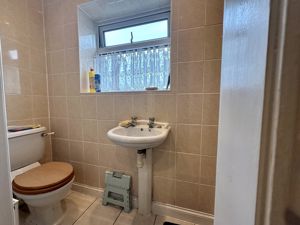 Ensuite - click for photo gallery